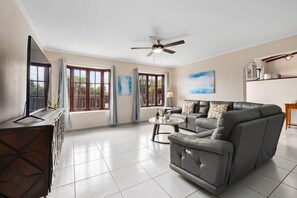 Villa | 5 bedrooms - Sleeps 12 Spacious Private Pool Great Location (Noord)