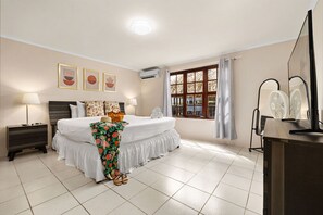 Villa | 5 bedrooms - Sleeps 12 Spacious Private Pool Great Location (Noord)