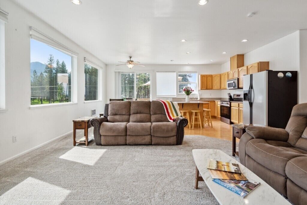 Smart TV, lareira, pebolim, livros