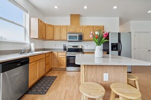 Kjøleskap, mikrobølgeovn, ovn og kokeplater