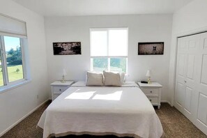 2 sovrum, värdeförvaringsskåp på rummet och skrivbord