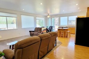 Smart-tv, eldstad, bordsfotboll och böcker