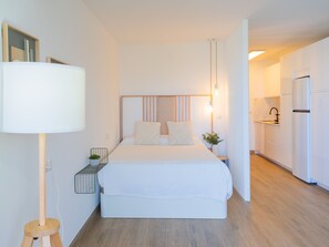 Tabla de planchar con plancha, wifi gratis, ropa de cama
