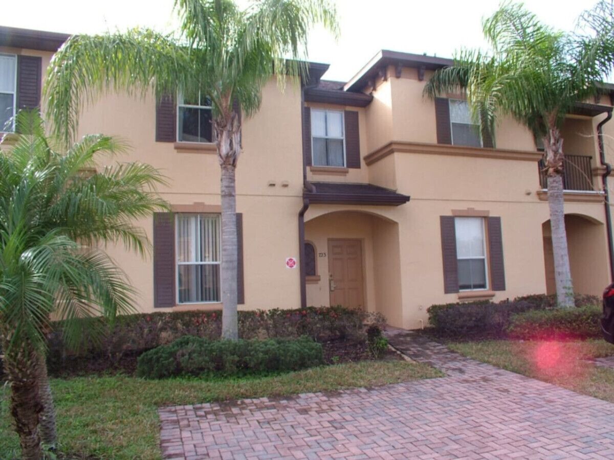 Traditional 4 Bed 3.5 Bath Townhome with Resort Access and Amenities Close to Disney