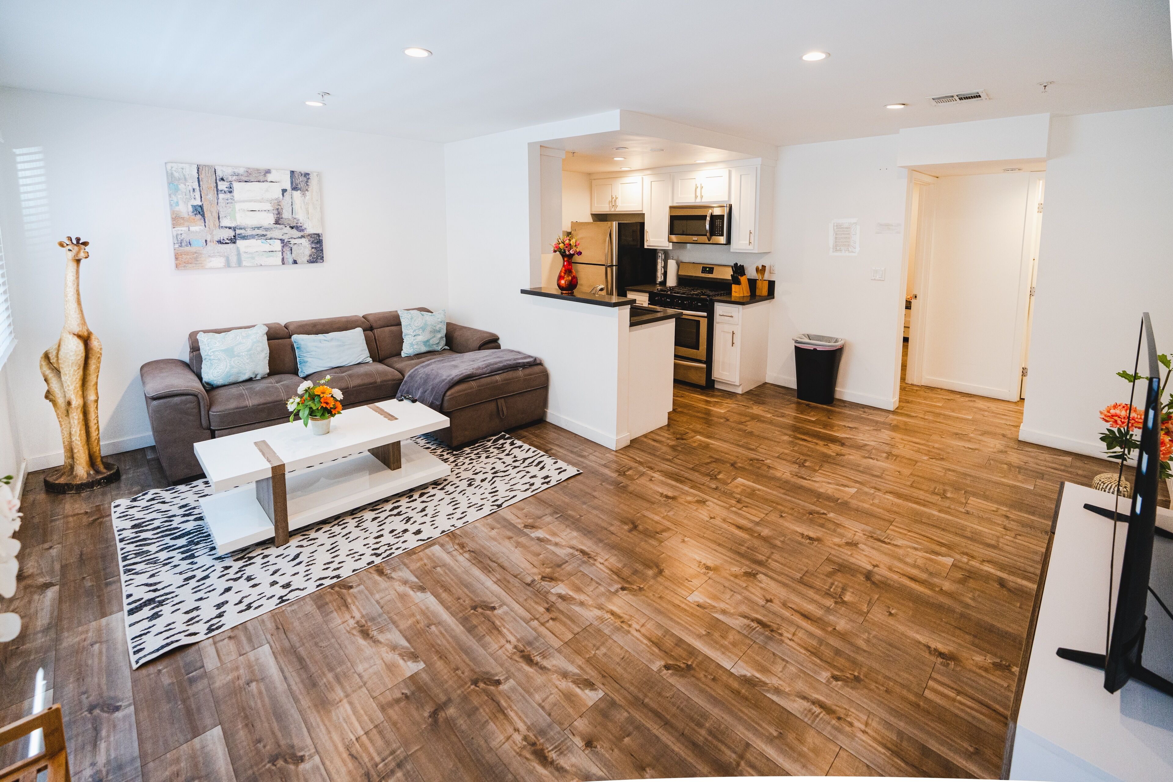 Cozy 1-Bedroom Apartment In Fabulous Los Angeles With AC, WiFi & Parking 