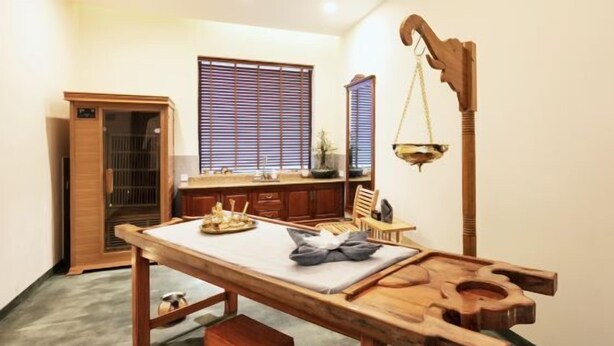 A traditional Japanese-style room with tatami flooring, a low wooden table, and a sliding door. - Tianping Hotel Shanghai Xujiahui（Wukang Road） (Shanghai)