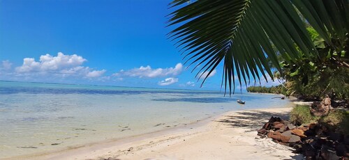 The Boraha Beach Lodge 90 m2 with kitchen, equipped, WIFI, on the beach,