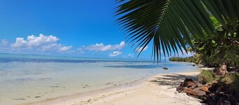 The Boraha Beach Lodge 90 m2 with kitchen, equipped, WIFI, on the beach,