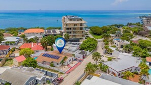 3 bedrooms - 3BR 3BA Pool Downtown Short Walk to Beach (Oranjestad)