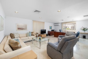 3 bedrooms - 3BR 3BA Pool Downtown Short Walk to Beach (Oranjestad)