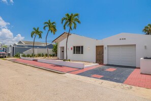 Villa | 3 bedrooms - 3BR 3BA Pool Downtown Short Walk to Beach (Oranjestad)
