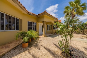 Villa | 4 bedrooms - Cozy Central 4br3ba Home w Pvt Pool Largegarden (Paradera)
