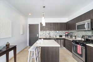 2 bedrooms - Beautiful 2BR Condo w Large Balcony in Palm Beach (Noord)