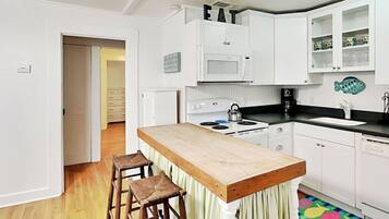 House, Multiple Beds, Patio, Garden View (A Shore Thing) | Private kitchen | Fridge, microwave, oven, stovetop