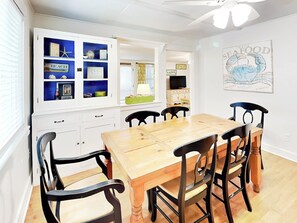 Hus - flera sängar - uteplats - utsikt mot trädgården (A Shore Thing) | Restauranger