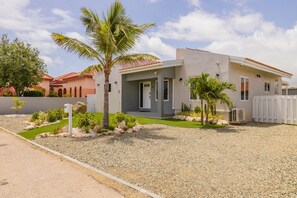 3 bedrooms - Beautiful 3br2ba Amazing Location w Private Pool (Noord)