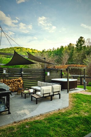 Terrace/patio - Creekside Cabin~SNP~Hot Tub (Luray)