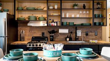 Køleskab, mikrobølgeovn, ovn, kogeplade