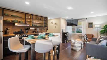 Jääkaappi, mikroaaltouuni, uuni, liesi