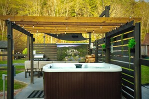 Outdoor spa tub - Creekside Cabin~SNP~Hot Tub (Luray)