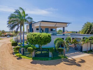 Villa - Magical Oasis 6BR w Large Pool Gazebo Views (Noord)