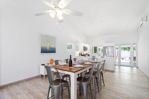 Villa | 4 bedrooms - 4br4ba w Private Pool Walking Distance to Ritz (Noord)