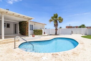 A swimming pool with a pergola, a palm tree, and a white building with a tiled roof. - 4br4ba w Private Pool Walking Distance to Ritz (Noord)