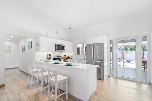 Villa | 4 bedrooms - 4br4ba w Private Pool Walking Distance to Ritz (Noord)