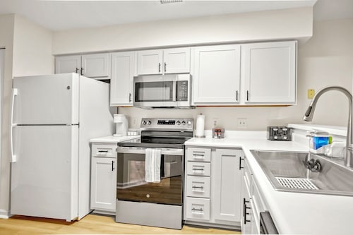 Lillypad House: Chic Golf & Beach Haven