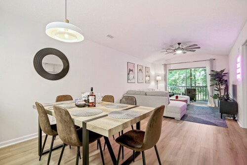 Lillypad House: Chic Golf & Beach Haven