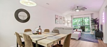 Lillypad House: Chic Golf & Beach Haven