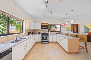 Villa | 4 bedrooms - Gold Coast 4br4 5BA Villa w Privatepool Gym (Noord)