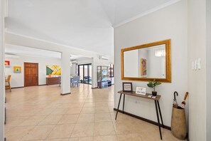 Villa | 4 bedrooms - Gold Coast 4br4 5BA Villa w Privatepool Gym (Noord)