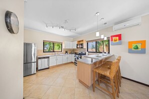 Villa | 4 bedrooms - Gold Coast 4br4 5BA Villa w Privatepool Gym (Noord)