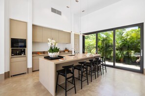 Villa | 4 bedrooms - New Designer Villa King Beds Pool Near Beach (Oranjestad)