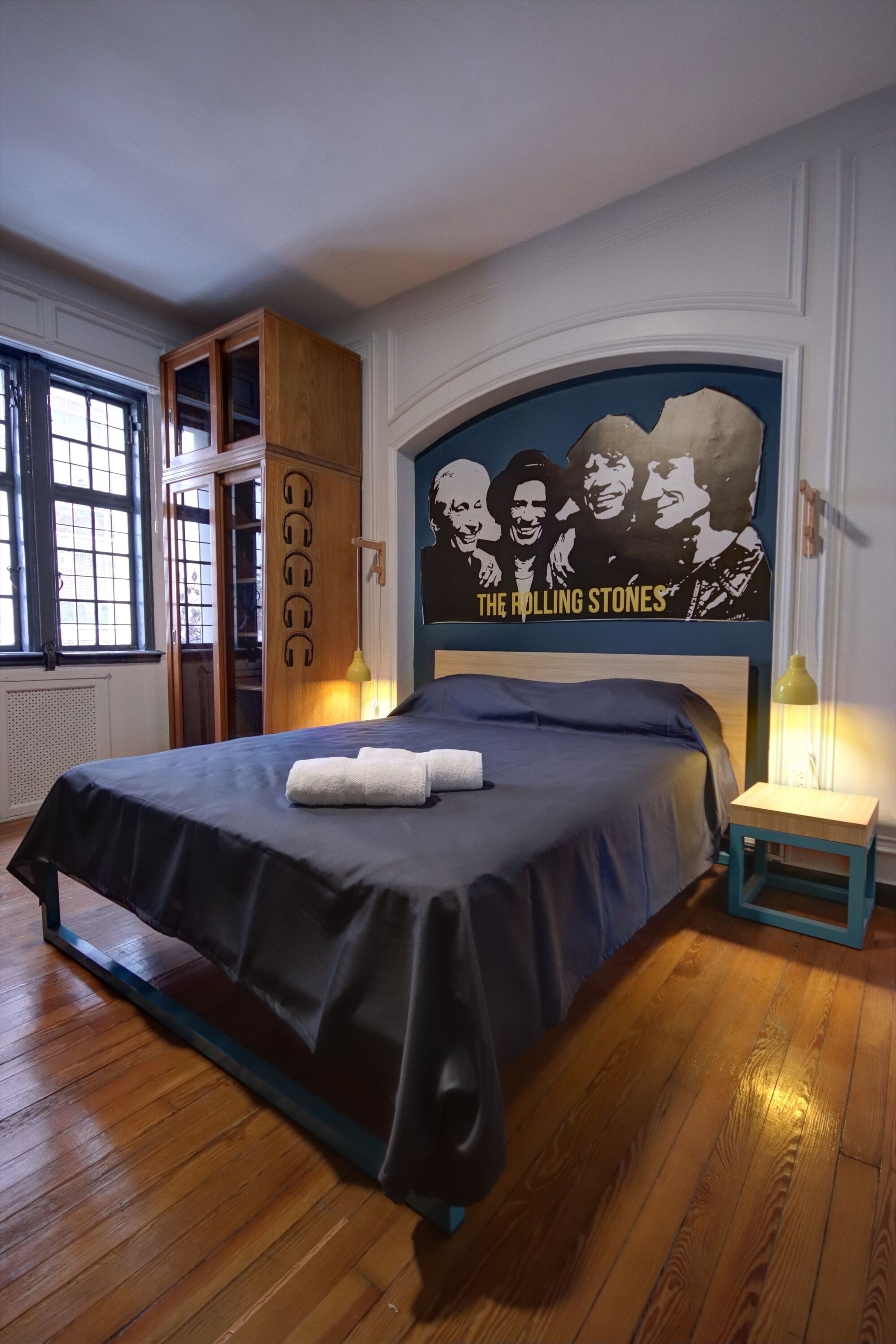 Escritorio, espacio para trabajar con laptop y wifi gratis 