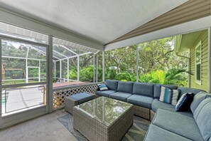 Living area - Garden House with Pool & Spa (Bradenton)