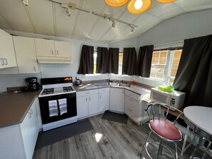 Køleskab, mikrobølgeovn, ovn, kogeplade