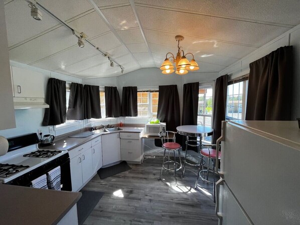 Køleskab, mikrobølgeovn, ovn, kogeplade