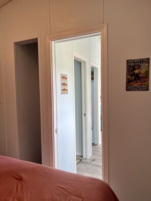 1 soveværelse, skrivebord, sengetøj