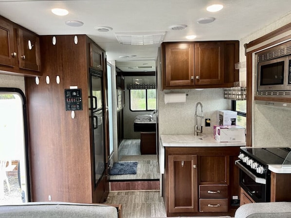 Køleskab, mikrobølgeovn, ovn, kogeplade