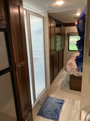 1 soveværelse, skrivebord, sengetøj