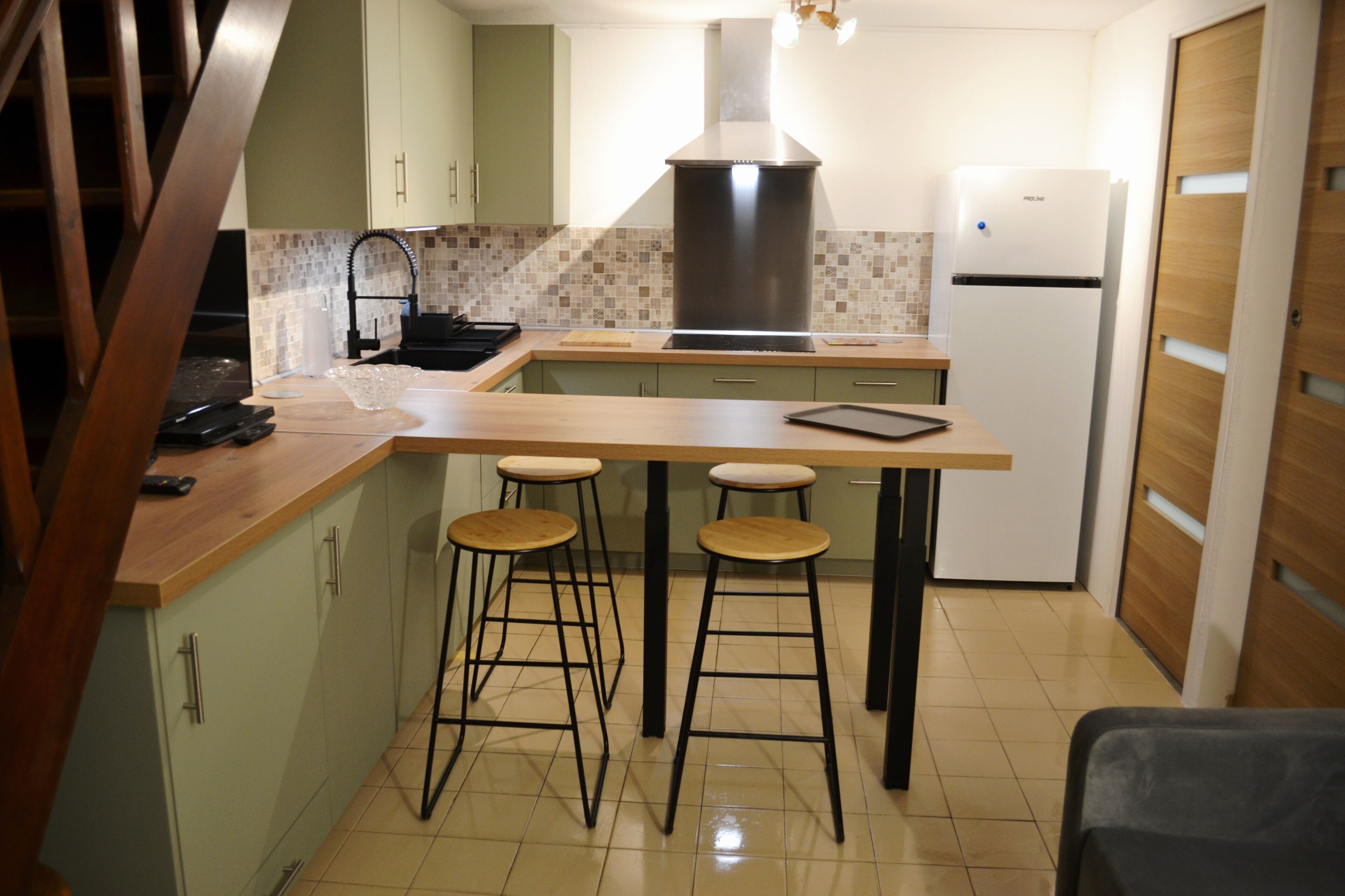 Fridge, microwave, coffee/tea maker, toaster