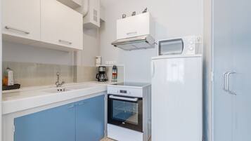 Réfrigérateur, micro-ondes, four, cafetiÚre/bouilloire