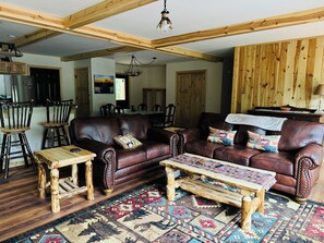 Smart-tv, een open haard, een tafeltennistafel en boeken