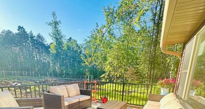 Brand New 3-bedroom cottage with WiFi and AC in enchanting Downtown Eagle River