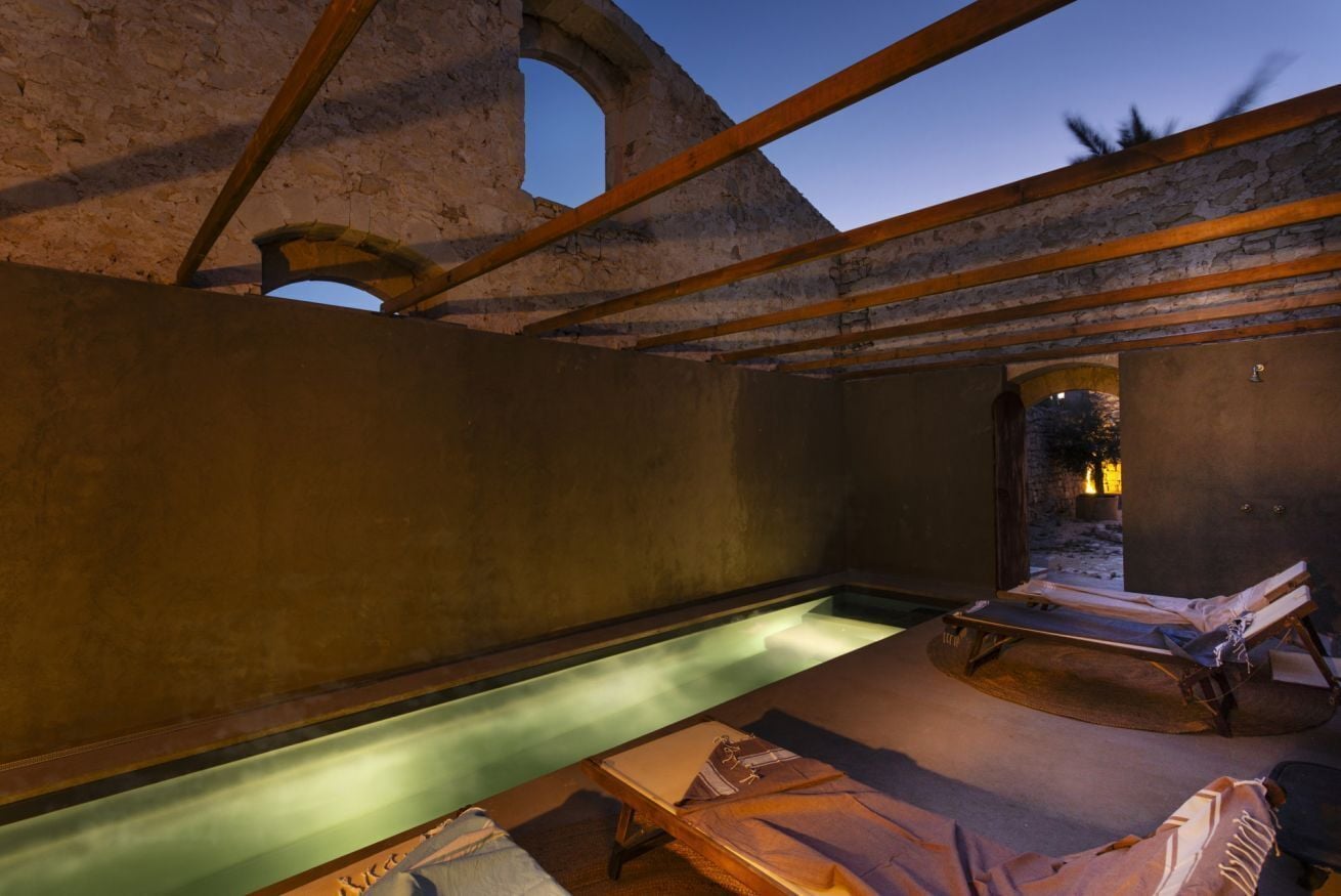 Een verwarmd zwembad