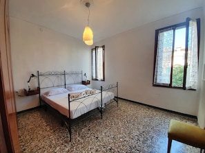 4 bedrooms, desk, iron/ironing board, WiFi - VENICE SANCTUARY: 4-BEDROOM APARTMENT, CENTRAL, CANAL VIEWS WITH 2 TERRACE  (Venezia)