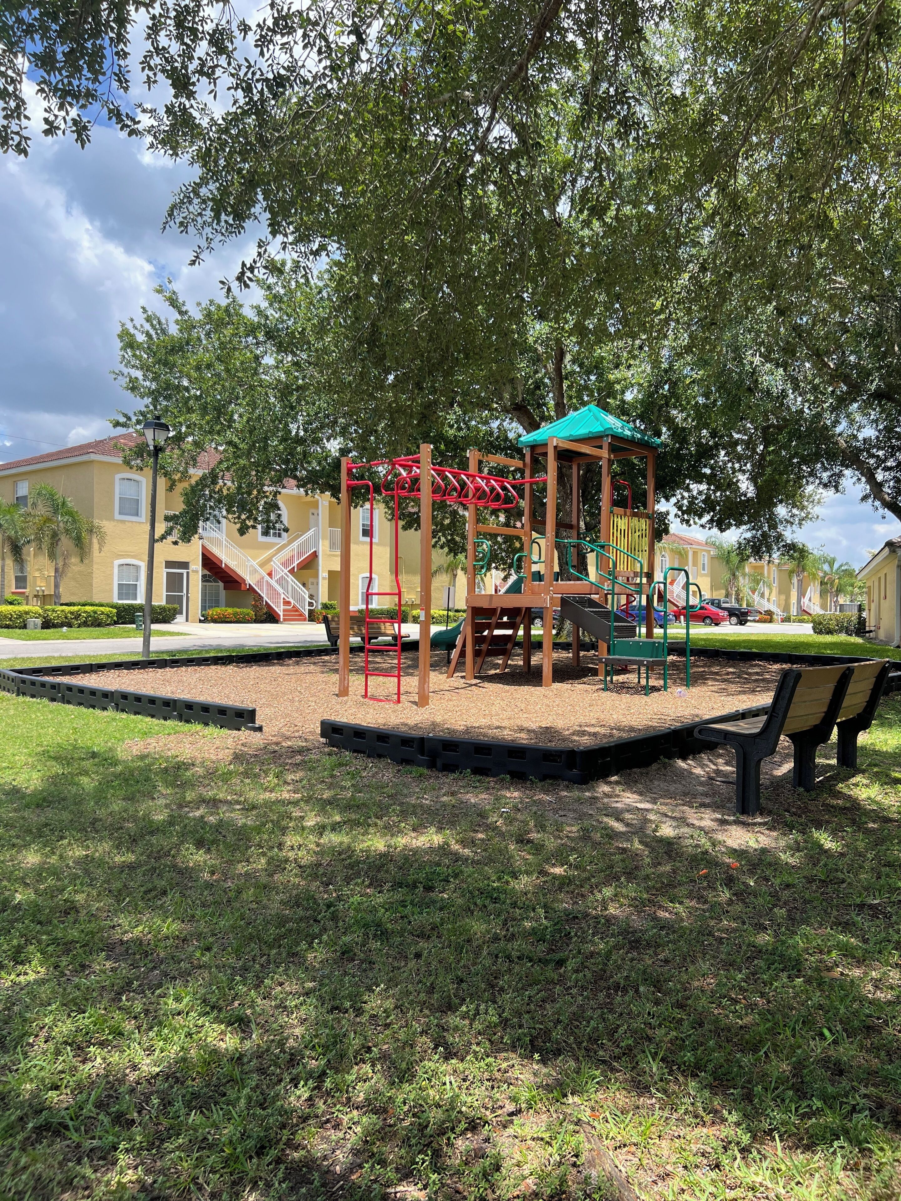 Cozy 3-bedroom condo in adorable Poinciana with WiFi, fitness, pools and more!