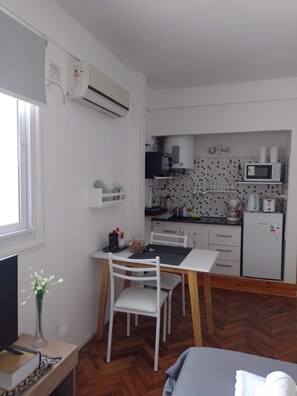 Microwave, oven, stovetop, coffee/tea maker - Enjoy Buenos Aires in the heart of Buenos Aires. With wifi and air conditioning (San Nicolas)